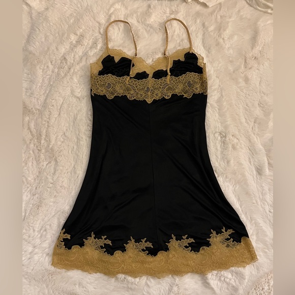 Natori Women's Enchant silky Slip Chemise with lace detail and adjustable straps - Picture 2 of 4